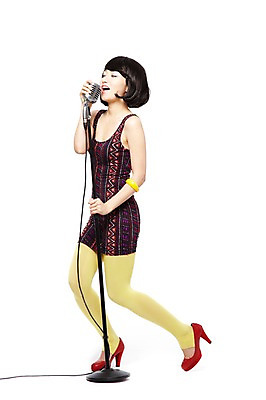 포토 JPG 스튜디오촬영 전신 라이프스타일 옷 원피스 여자 패션 음악 음향기기 포즈 노래 팔찌 모션 실내 한명 서기 누끼 사람 동양인 20대 성인 옆모습 청춘 치마 민소매 유행 눈감음 한국인 가수 춤 단발머리 추억 하이힐 스탠드마이크 마이크 복고 디스코 복고댄스 레깅스 여자만 여자한명만 성인여자만 청년만 청년여자만 성인한명만 청년여자한명만 성인여자한명만 성인만 국내포토 1 헤어스타일 구두 뷰포인트 컨셉 상의 장신구 하의 문화예술 인종 청년 내부 생활 전자제품 음악가 여성화 파일형식