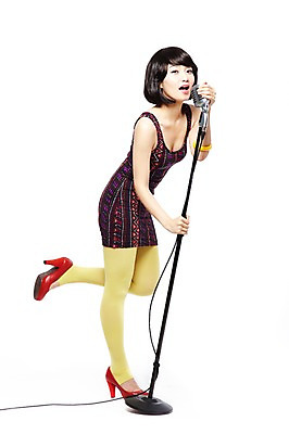 포토 JPG 스튜디오촬영 전신 라이프스타일 옷 원피스 여자 패션 음악 음향기기 포즈 노래 팔찌 모션 실내 한명 서기 누끼 사람 동양인 20대 성인 옆모습 청춘 치마 민소매 유행 한국인 가수 춤 단발머리 추억 하이힐 스탠드마이크 마이크 복고 디스코 복고댄스 레깅스 다리들기 여자만 여자한명만 성인여자만 청년만 청년여자만 성인한명만 청년여자한명만 성인여자한명만 성인만 국내포토 1 헤어스타일 구두 뷰포인트 컨셉 상의 장신구 하의 문화예술 인종 청년 내부 생활 전자제품 음악가 여성화 파일형식