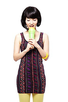 포토 JPG 스튜디오촬영 라이프스타일 옷 원피스 여자 패션 음악 포즈 목걸이 노래 팔찌 실내 한명 서기 미소 웃음 들기 누끼 사람 동양인 20대 성인 앞모습 청춘 치마 민소매 장난감 유행 놀이용품 눈감음 한국인 머리띠 단발머리 추억 마이크 복고 레깅스 여자만 여자한명만 성인여자만 청년만 청년여자만 성인한명만 청년여자한명만 성인여자한명만 성인만 국내포토 1 헤어스타일 뷰포인트 음향기기 컨셉 상의 장신구 모션 하의 문화예술 표정 인종 청년 내부 생활 오브젝트 파일형식