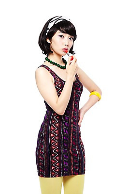 포토 JPG 스튜디오촬영 라이프스타일 옷 원피스 여자 패션 허리손 포즈 목걸이 팔찌 실내 한명 서기 들기 누끼 사람 동양인 20대 성인 옆모습 청춘 치마 민소매 화장 뷰티 유행 화장품 한국인 립스틱 머리띠 단발머리 추억 복고 바르기 레깅스 여자만 여자한명만 성인여자만 청년만 청년여자만 성인한명만 청년여자한명만 성인여자한명만 성인만 국내포토 1 헤어스타일 뷰포인트 컨셉 상의 장신구 모션 하의 인종 청년 내부 생활 파일형식