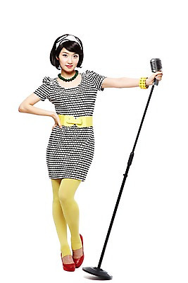 포토 JPG 스튜디오촬영 전신 라이프스타일 옷 원피스 여자 패션 음악 음향기기 허리손 포즈 목걸이 노래 팔찌 모션 실내 한명 서기 미소 웃음 누끼 사람 동양인 20대 성인 앞모습 청춘 치마 유행 한국인 가수 벨트 춤 머리띠 단발머리 추억 하이힐 스탠드마이크 마이크 복고 디스코 복고댄스 레깅스 여자만 여자한명만 성인여자만 청년만 청년여자만 성인한명만 청년여자한명만 성인여자한명만 성인만 국내포토 1 헤어스타일 잡화 구두 뷰포인트 컨셉 장신구 하의 문화예술 표정 인종 청년 내부 생활 전자제품 음악가 여성화 파일형식