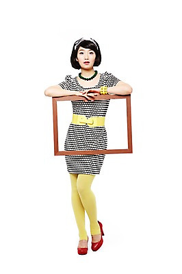 포토 JPG 스튜디오촬영 전신 라이프스타일 옷 원피스 여자 패션 포즈 목걸이 팔찌 모션 프레임 실내 액자틀 틀 한명 들기 누끼 사람 동양인 20대 성인 앞모습 청춘 치마 유행 한국인 벨트 머리띠 단발머리 추억 하이힐 복고 사진틀 레깅스 여자만 여자한명만 성인여자만 청년만 청년여자만 성인한명만 청년여자한명만 성인여자한명만 성인만 국내포토 1 헤어스타일 잡화 구두 뷰포인트 액자 컨셉 장신구 하의 인종 청년 내부 생활 여성화 파일형식