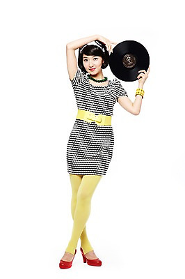 포토 JPG 스튜디오촬영 전신 라이프스타일 옷 원피스 여자 패션 음악 포즈 목걸이 팔찌 실내 한명 서기 웃음 들기 누끼 사람 동양인 20대 성인 앞모습 청춘 치마 유행 한국인 벨트 춤 머리띠 레코드 단발머리 추억 하이힐 복고 디스코 복고댄스 레깅스 여자만 여자한명만 성인여자만 청년만 청년여자만 성인한명만 청년여자한명만 성인여자한명만 성인만 국내포토 1 헤어스타일 잡화 구두 뷰포인트 컨셉 장신구 모션 하의 문화예술 표정 인종 청년 내부 생활 음반 여성화 파일형식