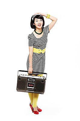 포토 JPG 스튜디오촬영 전신 라이프스타일 옷 원피스 여자 패션 음악 음향기기 포즈 목걸이 팔찌 모션 놀이 실내 한명 미소 웃음 들기 누끼 사람 동양인 20대 성인 앞모습 전자제품 청춘 치마 유행 음악감상 감상 한국인 벨트 카세트테이프 머리띠 단발머리 추억 하이힐 라디오 복고 아날로그 레깅스 고고장 여자만 여자한명만 성인여자만 청년만 청년여자만 성인한명만 청년여자한명만 성인여자한명만 성인만 국내포토 1 헤어스타일 잡화 구두 뷰포인트 컨셉 장신구 하의 문화예술 표정 인종 청년 내부 생활 여성화 파일형식