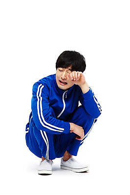 포토 JPG 스튜디오촬영 전신 라이프스타일 남자 포즈 모션 실내 표정 한명 누끼 사람 앉기 동양인 손짓 20대 청년 성인 앞모습 운동복 청춘 눈감음 한국인 슬픔 울음 가난 실업자 실업 지루함 복고 청년실업 웅크림 게으름 남자만 남자한명만 성인남자만 청년만 청년남자만 청년남자한명만 성인한명만 성인남자한명만 성인만 국내포토 1 옷 감정 뷰포인트 컨셉 비즈니스 인종 내부 생활 사회이슈 파일형식