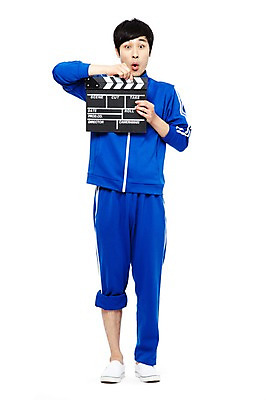 포토 JPG 스튜디오촬영 전신 라이프스타일 남자 포즈 모션 실내 한명 서기 들기 누끼 사람 동양인 20대 청년 성인 앞모습 운동복 청춘 촬영 놀람 한국인 도구 유머 클래퍼보드 가난 실업자 영화 큐 복고 청년실업 영화감독 영화촬영 게으름 남자만 남자한명만 성인남자만 청년만 청년남자만 청년남자한명만 성인한명만 성인남자한명만 성인만 국내포토 1 옷 감정 뷰포인트 컨셉 문화예술 표정 인종 내부 생활 감독 실업 사회이슈 파일형식