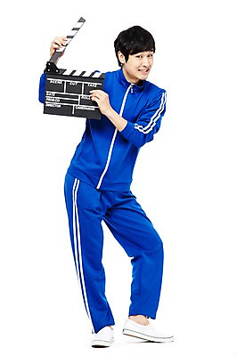 포토 JPG 스튜디오촬영 전신 라이프스타일 남자 포즈 모션 실내 한명 서기 웃음 들기 누끼 사람 동양인 20대 청년 성인 앞모습 운동복 청춘 촬영 한국인 도구 유머 클래퍼보드 가난 실업자 영화 큐 복고 청년실업 영화감독 영화촬영 게으름 남자만 남자한명만 성인남자만 청년만 청년남자만 청년남자한명만 성인한명만 성인남자한명만 성인만 국내포토 1 옷 감정 뷰포인트 컨셉 문화예술 표정 인종 내부 생활 감독 실업 사회이슈 파일형식