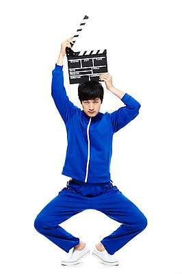 포토 JPG 스튜디오촬영 전신 라이프스타일 남자 포즈 모션 실내 한명 서기 들기 누끼 사람 동양인 20대 청년 성인 앞모습 운동복 청춘 촬영 한국인 도구 유머 클래퍼보드 가난 실업자 영화 큐 복고 청년실업 머리위 영화감독 영화촬영 게으름 남자만 남자한명만 성인남자만 청년만 청년남자만 청년남자한명만 성인한명만 성인남자한명만 성인만 국내포토 1 옷 감정 뷰포인트 컨셉 문화예술 인종 내부 생활 감독 실업 사회이슈 파일형식