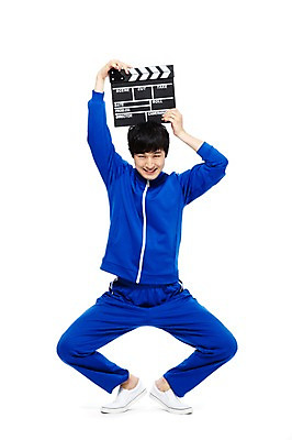 포토 JPG 스튜디오촬영 전신 라이프스타일 남자 포즈 모션 실내 한명 서기 웃음 들기 누끼 사람 동양인 20대 청년 성인 앞모습 운동복 청춘 촬영 한국인 도구 유머 클래퍼보드 가난 실업자 영화 큐 복고 청년실업 머리위 영화감독 영화촬영 게으름 남자만 남자한명만 성인남자만 청년만 청년남자만 청년남자한명만 성인한명만 성인남자한명만 성인만 국내포토 1 옷 감정 뷰포인트 컨셉 문화예술 표정 인종 내부 생활 감독 실업 사회이슈 파일형식