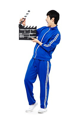 포토 JPG 스튜디오촬영 전신 라이프스타일 남자 포즈 모션 실내 한명 서기 들기 누끼 사람 동양인 20대 청년 성인 앞모습 운동복 청춘 촬영 놀람 한국인 도구 유머 클래퍼보드 가난 실업자 영화 큐 복고 청년실업 영화감독 영화촬영 게으름 남자만 남자한명만 성인남자만 청년만 청년남자만 청년남자한명만 성인한명만 성인남자한명만 성인만 국내포토 1 옷 감정 뷰포인트 컨셉 문화예술 표정 인종 내부 생활 감독 실업 사회이슈 파일형식