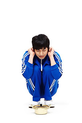 포토 JPG 스튜디오촬영 전신 라이프스타일 남자 음식 포즈 모션 실내 한명 누끼 사람 앉기 동양인 20대 청년 성인 앞모습 운동복 청춘 식사 한국인 라면 뜨거움 기다림 솥 냄비 가난 실업자 실업 복고 청년실업 게으름 남자만 남자한명만 성인남자만 청년만 청년남자만 청년남자한명만 성인한명만 성인남자한명만 성인만 내려보기 혼족 국내포토 1 옷 뷰포인트 컨셉 비즈니스 주방용품 인종 내부 생활 면류 사회이슈 싱글라이프 파일형식