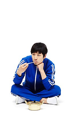 포토 JPG 스튜디오촬영 전신 라이프스타일 응시 남자 음식 젓가락 실내 한명 들기 누끼 사람 앉기 동양인 20대 청년 성인 앞모습 운동복 청춘 식사 턱괴기 한국인 라면 기다림 솥 냄비 가난 실업자 복고 청년실업 게으름 남자만 남자한명만 성인남자만 청년만 청년남자만 청년남자한명만 성인한명만 성인남자한명만 성인만 국내포토 1 시선 옷 뷰포인트 컨셉 모션 주방용품 수저 인종 내부 생활 면류 실업 사회이슈 파일형식 식기 생활용품 비즈니스 오브젝트