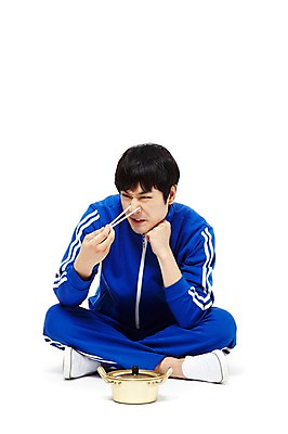 포토 JPG 스튜디오촬영 전신 라이프스타일 남자 음식 젓가락 실내 한명 들기 누끼 사람 앉기 동양인 20대 청년 성인 앞모습 운동복 청춘 식사 턱괴기 한국인 라면 기다림 유머 찡그림 솥 냄비 가난 실업자 실업 복고 청년실업 게으름 남자만 남자한명만 성인남자만 청년만 청년남자만 청년남자한명만 성인한명만 성인남자한명만 성인만 국내포토 1 옷 감정 뷰포인트 컨셉 비즈니스 모션 주방용품 수저 표정 인종 내부 생활 면류 사회이슈 파일형식