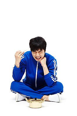 포토 JPG 스튜디오촬영 전신 라이프스타일 남자 음식 젓가락 실내 한명 들기 누끼 사람 앉기 동양인 20대 청년 성인 앞모습 운동복 청춘 눈감음 식사 턱괴기 한국인 라면 기다림 유머 찡그림 솥 냄비 가난 실업자 실업 복고 청년실업 게으름 남자만 남자한명만 성인남자만 청년만 청년남자만 청년남자한명만 성인한명만 성인남자한명만 성인만 국내포토 1 옷 감정 뷰포인트 컨셉 비즈니스 모션 주방용품 수저 표정 인종 내부 생활 면류 사회이슈 파일형식