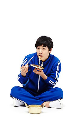 포토 JPG 스튜디오촬영 전신 라이프스타일 응시 남자 음식 젓가락 실내 한명 들기 누끼 사람 앉기 동양인 20대 청년 성인 앞모습 운동복 청춘 식사 한국인 뚜껑 라면 솥 냄비 가난 실업자 먹기 복고 청년실업 게으름 남자만 남자한명만 성인남자만 청년만 청년남자만 청년남자한명만 성인한명만 성인남자한명만 성인만 혼족 국내포토 1 시선 옷 뷰포인트 컨셉 모션 주방용품 수저 인종 내부 생활 면류 실업 사회이슈 싱글라이프 파일형식