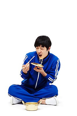 포토 JPG 스튜디오촬영 전신 라이프스타일 남자 음식 젓가락 실내 표정 한명 들기 누끼 사람 앉기 동양인 20대 청년 성인 앞모습 운동복 청춘 눈감음 식사 한국인 뚜껑 라면 뜨거움 찡그림 솥 냄비 가난 실업자 실업 먹기 복고 청년실업 게으름 남자만 남자한명만 성인남자만 청년만 청년남자만 청년남자한명만 성인한명만 성인남자한명만 성인만 혼족 국내포토 1 옷 뷰포인트 컨셉 비즈니스 모션 주방용품 수저 인종 내부 생활 면류 사회이슈 싱글라이프 파일형식