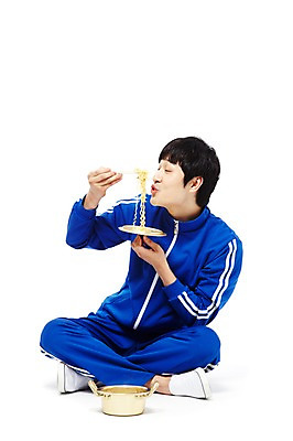 포토 JPG 스튜디오촬영 전신 라이프스타일 남자 음식 젓가락 실내 한명 들기 누끼 사람 앉기 동양인 20대 청년 성인 앞모습 운동복 청춘 눈감음 식사 한국인 뚜껑 라면 유머 솥 냄비 가난 실업자 실업 먹기 복고 청년실업 게으름 남자만 남자한명만 성인남자만 청년만 청년남자만 청년남자한명만 성인한명만 성인남자한명만 성인만 혼족 국내포토 1 옷 감정 뷰포인트 컨셉 비즈니스 모션 주방용품 수저 인종 내부 생활 면류 사회이슈 싱글라이프 파일형식