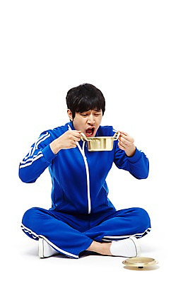 포토 JPG 스튜디오촬영 전신 라이프스타일 남자 음식 젓가락 실내 표정 한명 들기 누끼 사람 앉기 동양인 20대 청년 성인 앞모습 운동복 청춘 식사 한국인 뚜껑 라면 뜨거움 찡그림 솥 냄비 가난 실업자 실업 먹기 복고 청년실업 게으름 남자만 남자한명만 성인남자만 청년만 청년남자만 청년남자한명만 성인한명만 성인남자한명만 성인만 혼족 국내포토 1 옷 뷰포인트 컨셉 비즈니스 모션 주방용품 수저 인종 내부 생활 면류 사회이슈 싱글라이프 파일형식