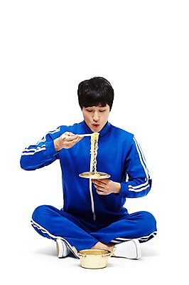 포토 JPG 스튜디오촬영 전신 라이프스타일 남자 음식 젓가락 실내 한명 들기 누끼 사람 앉기 동양인 20대 청년 성인 앞모습 운동복 청춘 식사 한국인 뚜껑 라면 솥 냄비 가난 실업자 실업 먹기 복고 청년실업 게으름 남자만 남자한명만 성인남자만 청년만 청년남자만 청년남자한명만 성인한명만 성인남자한명만 성인만 혼족 국내포토 1 옷 뷰포인트 컨셉 비즈니스 모션 주방용품 수저 인종 내부 생활 면류 사회이슈 싱글라이프 파일형식