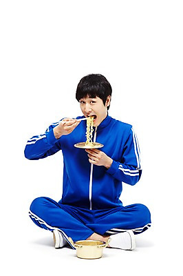 포토 JPG 스튜디오촬영 전신 라이프스타일 남자 음식 젓가락 실내 한명 미소 웃음 들기 누끼 사람 앉기 동양인 20대 청년 성인 앞모습 운동복 청춘 식사 한국인 뚜껑 라면 솥 냄비 가난 실업자 실업 먹기 복고 청년실업 게으름 남자만 남자한명만 성인남자만 청년만 청년남자만 청년남자한명만 성인한명만 성인남자한명만 성인만 혼족 국내포토 1 옷 뷰포인트 컨셉 비즈니스 모션 주방용품 수저 표정 인종 내부 생활 면류 사회이슈 싱글라이프 파일형식