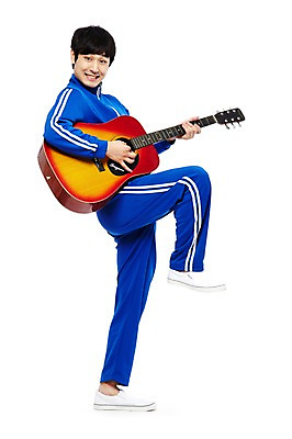 포토 JPG 스튜디오촬영 전신 라이프스타일 남자 악기 포즈 연주 현악기 실내 한명 서기 웃음 들기 누끼 사람 동양인 20대 청년 성인 옆모습 운동복 청춘 한국인 기타 유머 통기타 가난 실업자 복고 청년실업 게으름 다리들기 남자만 남자한명만 성인남자만 청년만 청년남자만 청년남자한명만 성인한명만 성인남자한명만 성인만 국내포토 1 옷 감정 음악 뷰포인트 컨셉 모션 표정 인종 내부 생활 실업 사회이슈 파일형식