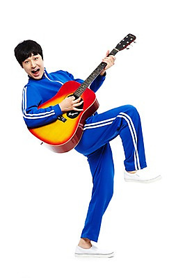 포토 JPG 스튜디오촬영 전신 라이프스타일 남자 악기 포즈 연주 현악기 실내 한명 서기 웃음 들기 누끼 사람 동양인 20대 청년 성인 옆모습 운동복 청춘 한국인 기타 유머 통기타 가난 실업자 복고 청년실업 게으름 다리들기 남자만 남자한명만 성인남자만 청년만 청년남자만 청년남자한명만 성인한명만 성인남자한명만 성인만 국내포토 1 옷 감정 음악 뷰포인트 컨셉 모션 표정 인종 내부 생활 실업 사회이슈 파일형식