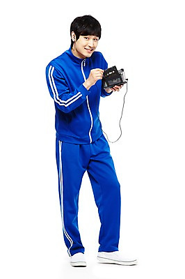 포토 JPG 스튜디오촬영 전신 라이프스타일 남자 음악 이어폰 음향기기 포즈 모션 실내 한명 서기 미소 웃음 들기 누끼 사람 동양인 20대 청년 성인 앞모습 전자제품 운동복 청춘 음악감상 감상 듣기 한국인 카세트테이프 가난 실업자 실업 라디오 복고 청년실업 게으름 남자만 남자한명만 성인남자만 청년만 청년남자만 청년남자한명만 성인한명만 성인남자한명만 성인만 국내포토 1 옷 뷰포인트 컨셉 비즈니스 문화예술 표정 인종 내부 생활 사회이슈 파일형식