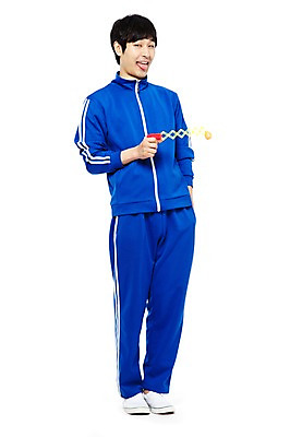 포토 JPG 스튜디오촬영 전신 라이프스타일 남자 포즈 장난 모션 놀이 실내 한명 서기 미소 웃음 들기 누끼 사람 동양인 20대 청년 성인 앞모습 운동복 청춘 장난감 놀이용품 총 한국인 유머 가난 실업자 실업 복고 청년실업 메롱 게으름 남자만 남자한명만 성인남자만 청년만 청년남자만 청년남자한명만 성인한명만 성인남자한명만 성인만 국내포토 1 옷 감정 무기 뷰포인트 컨셉 비즈니스 표정 인종 내부 생활 사회이슈 오브젝트 파일형식