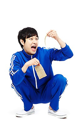 포토 JPG 스튜디오촬영 전신 라이프스타일 남자 음식 포즈 모션 디저트 실내 한명 미소 웃음 들기 누끼 사람 앉기 동양인 20대 청년 성인 앞모습 운동복 청춘 한국인 유머 가난 실업자 실업 먹기 복고 청년실업 군것질 게으름 쥐포 남자만 남자한명만 성인남자만 청년만 청년남자만 청년남자한명만 성인한명만 성인남자한명만 성인만 국내포토 1 옷 감정 뷰포인트 컨셉 비즈니스 표정 인종 내부 생활 사회이슈 건어물 파일형식