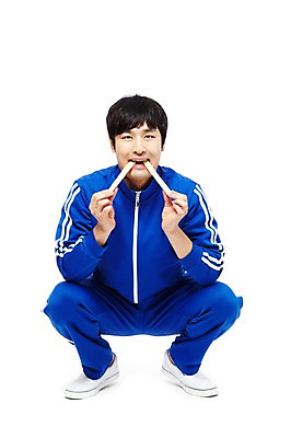 포토 JPG 스튜디오촬영 전신 라이프스타일 남자 음식 포즈 모션 디저트 실내 사탕 한명 들기 누끼 사람 앉기 동양인 20대 청년 성인 앞모습 운동복 청춘 한국인 유머 가난 실업자 실업 먹기 복고 청년실업 군것질 엿 게으름 남자만 남자한명만 성인남자만 청년만 청년남자만 청년남자한명만 성인한명만 성인남자한명만 성인만 국내포토 1 옷 감정 뷰포인트 컨셉 비즈니스 인종 내부 생활 사회이슈 전통과자 파일형식