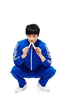 포토 JPG 스튜디오촬영 전신 라이프스타일 응시 남자 음식 포즈 디저트 실내 사탕 한명 들기 누끼 사람 앉기 동양인 20대 청년 성인 앞모습 운동복 청춘 한국인 유머 가난 실업자 먹기 복고 청년실업 군것질 엿 게으름 남자만 남자한명만 성인남자만 청년만 청년남자만 청년남자한명만 성인한명만 성인남자한명만 성인만 국내포토 1 시선 옷 감정 뷰포인트 컨셉 모션 인종 내부 생활 실업 사회이슈 전통과자 파일형식