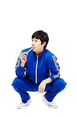 포토 JPG 스튜디오촬영 전신 라이프스타일 응시 남자 음식 포즈 디저트 실내 사탕 한명 들기 누끼 사람 앉기 동양인 20대 청년 성인 앞모습 운동복 청춘 한국인 유머 가난 실업자 먹기 복고 청년실업 군것질 엿 게으름 남자만 남자한명만 성인남자만 청년만 청년남자만 청년남자한명만 성인한명만 성인남자한명만 성인만 국내포토 1 시선 옷 감정 뷰포인트 컨셉 모션 인종 내부 생활 실업 사회이슈 전통과자 파일형식