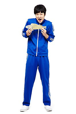 포토 JPG 스튜디오촬영 전신 라이프스타일 남자 음식 포즈 모션 디저트 실내 사탕 한명 서기 미소 웃음 들기 누끼 사람 동양인 20대 청년 성인 앞모습 운동복 청춘 한국인 유머 가난 실업자 실업 복고 청년실업 군것질 엿 게으름 물고기모양 뽑기 남자만 남자한명만 성인남자만 청년만 청년남자만 청년남자한명만 성인한명만 성인남자한명만 성인만 국내포토 1 문양 옷 감정 뷰포인트 컨셉 비즈니스 표정 인종 내부 생활 사회이슈 전통과자 파일형식