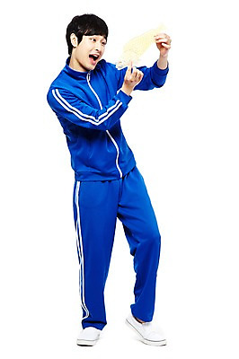 포토 JPG 스튜디오촬영 전신 라이프스타일 남자 음식 포즈 모션 디저트 실내 사탕 한명 서기 미소 웃음 들기 누끼 사람 동양인 20대 청년 성인 앞모습 운동복 청춘 한국인 유머 가난 실업자 실업 복고 청년실업 군것질 엿 게으름 물고기모양 뽑기 남자만 남자한명만 성인남자만 청년만 청년남자만 청년남자한명만 성인한명만 성인남자한명만 성인만 국내포토 1 문양 옷 감정 뷰포인트 컨셉 비즈니스 표정 인종 내부 생활 사회이슈 전통과자 파일형식