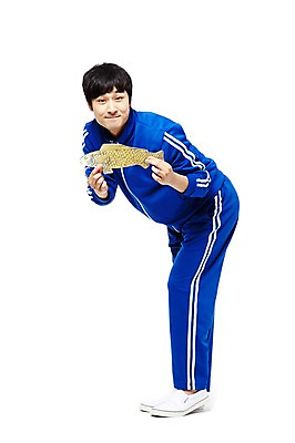 포토 JPG 스튜디오촬영 전신 라이프스타일 남자 음식 포즈 모션 디저트 실내 사탕 한명 서기 미소 웃음 들기 누끼 사람 동양인 20대 청년 성인 앞모습 운동복 청춘 한국인 유머 가난 실업자 실업 복고 청년실업 군것질 엿 게으름 물고기모양 뽑기 남자만 남자한명만 성인남자만 청년만 청년남자만 청년남자한명만 성인한명만 성인남자한명만 성인만 국내포토 1 문양 옷 감정 뷰포인트 컨셉 비즈니스 표정 인종 내부 생활 사회이슈 전통과자 파일형식