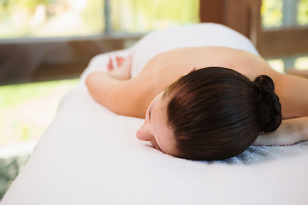 포토 JPG 해외이미지 백인 라이프스타일 손 여자 여유 엎드리기 휴식 실내 한명 상반신 성인 신체부위 스파 마사지 테라피 성인여자한명만 해외202105 해외포토 서양인 1 감정 컨셉 모션 사람 내부 생활 뷰티 여자한명만 성인여자만 파일형식