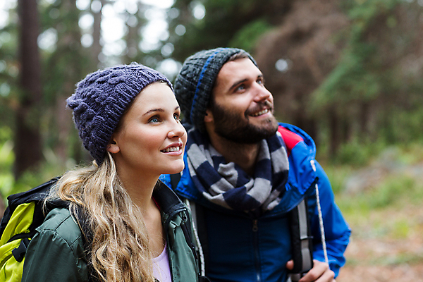 포토 JPG 해외이미지 백인 커플 응시 여자 남자 행복 여행 배낭 관계 청소년 자연 휴가 수염 함께함 사랑 서기 20대 사람없음 운동복 금발 운동 트래킹 하이킹 탐험 시골 숲 결합 모험가 호기심 흥분 열광 하이커 해외202105 해외포토 서양인 헤어스타일 시선 옷 감정 컨셉 가방 모션 레저 건강 사람 청년 생태계 파일형식