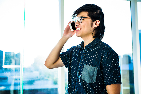 포토 JPG 해외이미지 직업 남자 행복 비즈니스 통신 청소년 유리 무선통신 아이디어 직장 실내 한명 미소 캐주얼 스마트폰 핸드폰 사무실 중국 외침 비즈니스맨 계획 연결 엉덩이 통화 힙스터 브레인스토밍 해외202105 해외포토 1 옷 패션 감정 아시아 컨셉 회사 모션 재질 표정 사람 내부 신체부위 전자제품 스마트기기 소리 직장인 파일형식