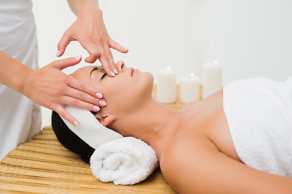 포토 JPG 해외이미지 백인 라이프스타일 손 여자 행복 휴식 실내 한명 상반신 성인 신체부위 30대 수건 눕기 스파 마사지 마사지사 성인여자한명만 해외202105 해외포토 서양인 직업 1 감정 컨셉 모션 사람 내부 생활 장년 위생용품 여자한명만 성인여자만 파일형식