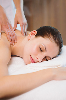 포토 JPG 해외이미지 백인 라이프스타일 손 웰빙 여자 여유 엎드리기 휴식 실내 한명 상반신 성인 신체부위 스파 마사지 어깨 테라피 안마사 성인여자한명만 해외202105 해외포토 서양인 1 감정 컨셉 모션 사람 내부 생활 뷰티 여자한명만 성인여자만 파일형식