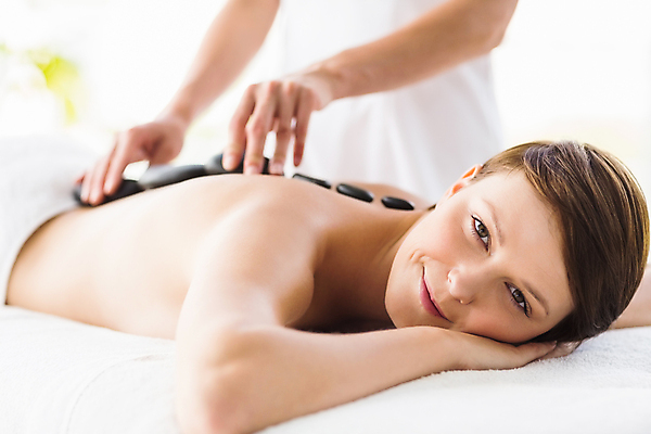 포토 JPG 해외이미지 백인 라이프스타일 응시 휴식 실내 20대 스파 조약돌 마사지 마사지사 테라피 안마사 놓기 해외202105 해외포토 서양인 직업 시선 컨셉 모션 청년 내부 생활 뷰티 돌_바위 파일형식