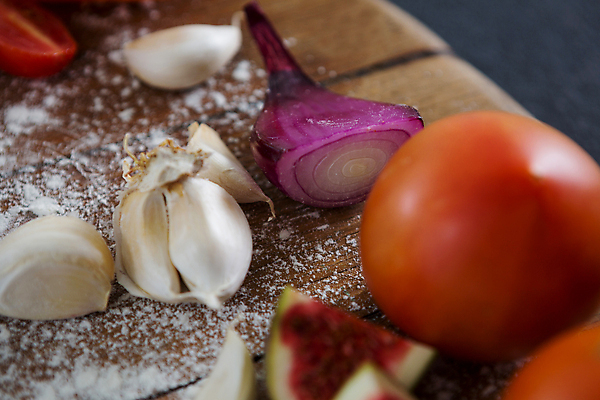 포토 JPG 해외이미지 전통 라이프스타일 조각 토마토 채소 재료 통신 고추 양파 수염 피자 마늘 요리 사람없음 목재 활발 신선 고명 맛 정크푸드 연결 굽기 집중 준비 반죽 밀가루 토핑 페퍼로니 해로움 맛있는 해외202105 해외포토 나무 컨셉 패스트푸드 서양음식 생활 소시지 가루 구이 파일형식