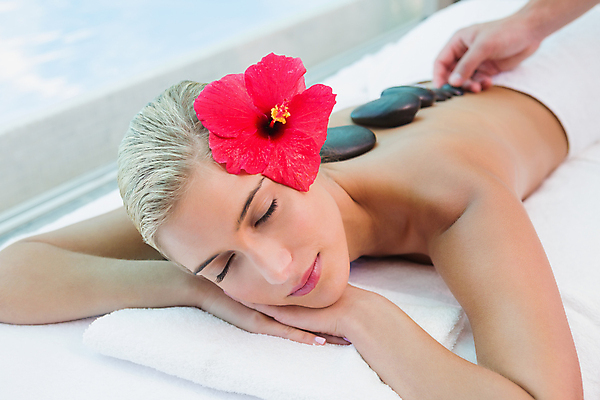 포토 JPG 해외이미지 백인 라이프스타일 손 웰빙 여자 꽃 여유 엎드리기 휴식 실내 한명 상반신 20대 성인 신체부위 수건 스파 마사지 테라피 성인여자한명만 해외202105 해외포토 서양인 식물 1 감정 컨셉 모션 사람 청년 내부 생활 위생용품 뷰티 여자한명만 성인여자만 파일형식