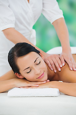 포토 JPG 해외이미지 백인 라이프스타일 손 여자 행복 엎드리기 휴식 갈색머리 실내 한명 상반신 성인 신체부위 30대 수건 스파 마사지 마사지사 성인여자한명만 해외202105 해외포토 서양인 직업 1 헤어스타일 감정 컨셉 모션 사람 내부 생활 장년 위생용품 여자한명만 성인여자만 파일형식