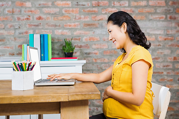 포토 JPG 해외이미지 라이프스타일 남자 행복 40대 중년 거실 가정 탁자 아파트 주택 갈색머리 한국 실내 한명 미소 앉기 노트북 컴퓨터 공책 카펫 임산부 임신 타이핑 휴게실 찡그림 무선전화기 책상 심각 해외202105 해외포토 1 헤어스타일 감정 아시아 가구 컨셉 모션 문구용품 표정 사람 성인 내부 건물 생활 전자제품 전화기 파일형식