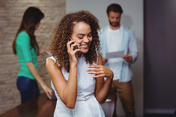 포토 JPG 해외이미지 백인 직업 라이프스타일 여자 남자 행복 비즈니스 사업가 통신 청소년 무선통신 갈색머리 직장 함께함 말하기 대화 서기 미소 20대 성인 사람없음 캐주얼 30대 스마트폰 핸드폰 사무실 스크린 외침 잡기 연결 토론 종업원 통화 소통 경영 혼혈 해외202105 해외포토 서양인 헤어스타일 옷 감정 컨셉 회사 모션 표정 사람 청년 생활 장년 전자제품 스마트기기 소리 다문화 파일형식