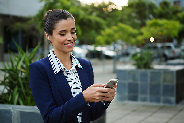 포토 JPG 해외이미지 주간 나무 백인 직업 라이프스타일 응시 여자 비즈니스 텍스트 통신 청소년 무선통신 거리 함께함 기술 서기 20대 사람없음 야외 건물 스마트폰 핸드폰 외침 잡기 도시 비즈니스우먼 연결 동료 상업 통화 다이얼 대도시 경영 스타일 해외202105 해외포토 자연요소 서양인 식물 건축물 시선 컨셉 관계 모션 사람 청년 생활 전자제품 스마트기기 소리 직장인 파일형식