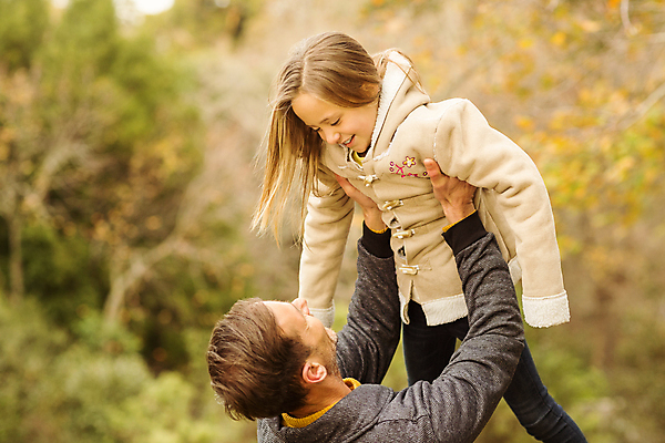 포토 JPG 해외이미지 백인 라이프스타일 공원 여자 남자 딸 행복 어린이 40대 중년 가족 관계 자연 놀이 함께함 사랑 미소 야외 두명 초록색 부모 환경 가을 시골 아빠 겨울옷 주말 적재 해외202105 해외포토 서양인 옷 계절 공공시설 감정 컬러 컨셉 겨울 표정 사람 성인 생활 생태계 파일형식