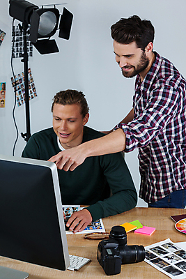 포토 JPG 해외이미지 백인 직업 라이프스타일 남자 행복 비즈니스 청소년 수염 직장 기술 창조 대화 20대 사람없음 캐주얼 컴퓨터 사무실 카메라 스크린 사진촬영 활발 가리킴 자신감 선택 디지털카메라 토론 사진사 동료 전자 예술가 스포트라이트 보여주기 소통 그래픽디자이너 해외202105 해외포토 서양인 옷 감정 컨셉 회사 관계 모션 말하기 사람 손짓 청년 생활 전자제품 촬영 디자이너 작가 파일형식