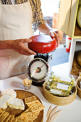 포토 JPG 해외이미지 직업 라이프스타일 과일 비즈니스 포도 친절 치즈 유제품 서기 사람없음 빨간색 판매 세일 상점 앞치마 우유 도전 신선 잡기 시장 맛 몸무게 계산대 직원 서비스 유기농 상업 모음 소매 매각 목판 맛있는 해외202105 해외포토 웰빙 컬러 컨셉 모션 생활 파일형식